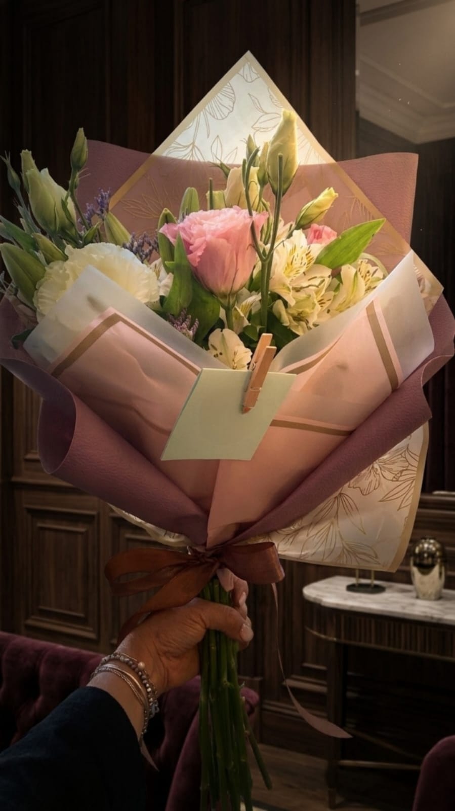 Detalle del arreglo floral Amor Delicado con Lisianthus y Lilium