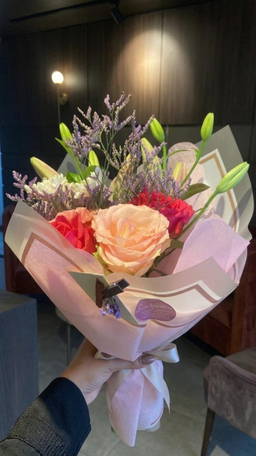 Detalle del arreglo floral Susurro de Amor con Lilium y Rosas