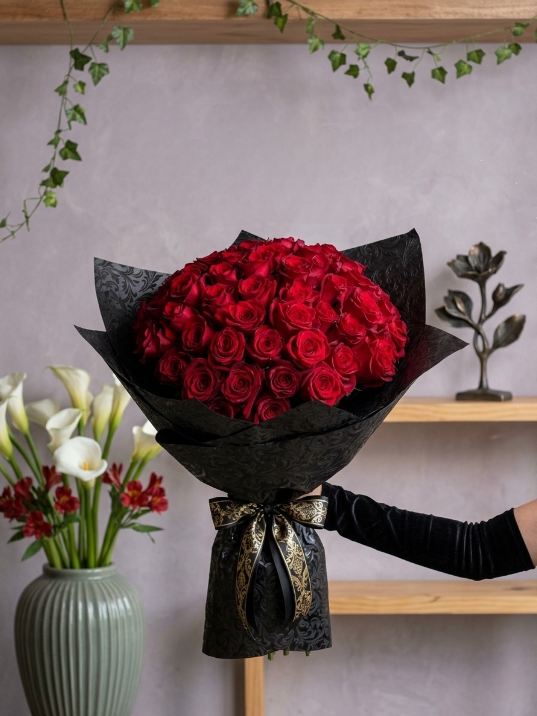 Detalle del arreglo floral de alta gama Amor Eterno con 70 rosas seleccionadas