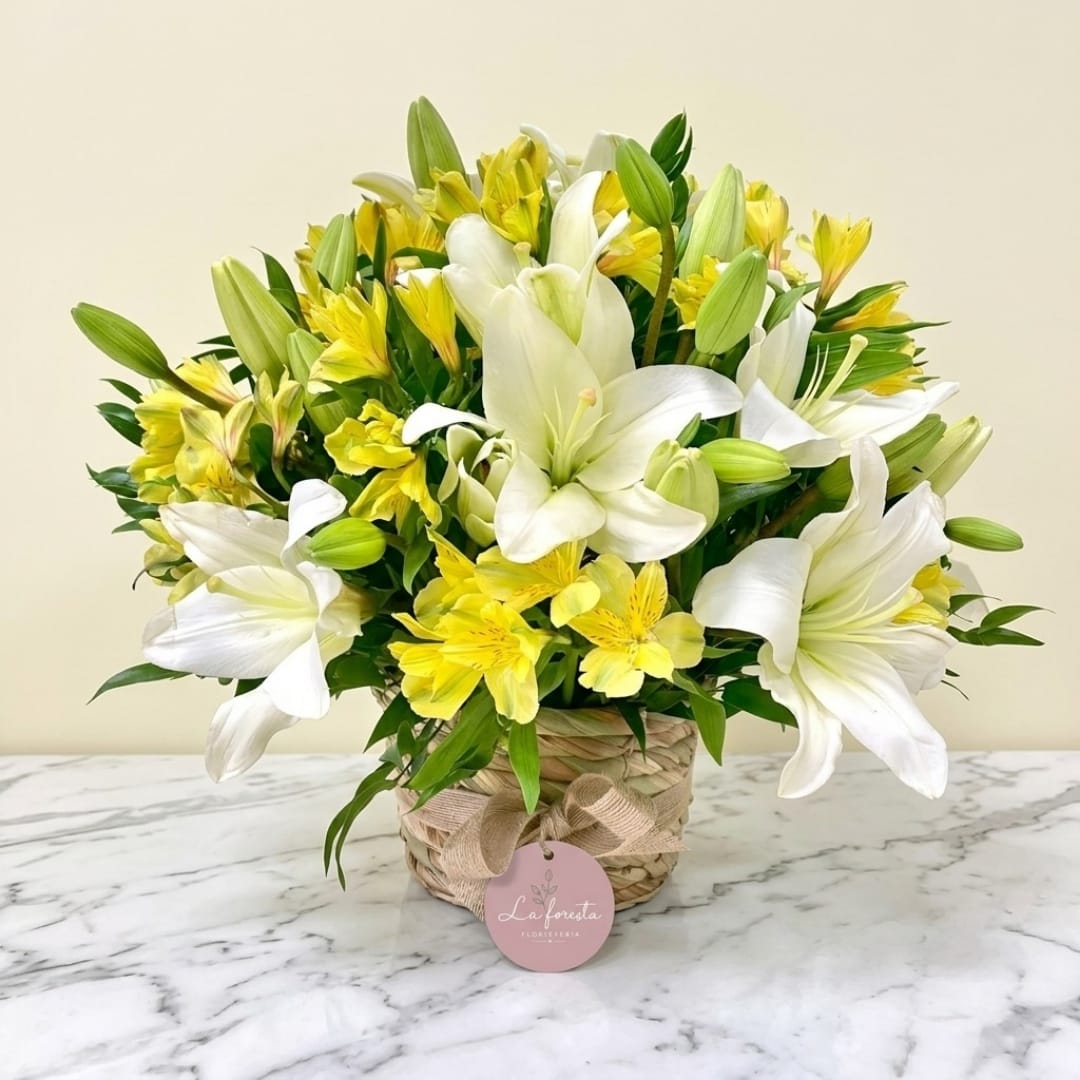 Detalle del cesto floral Luz del Alba con lirios y alstroemerias